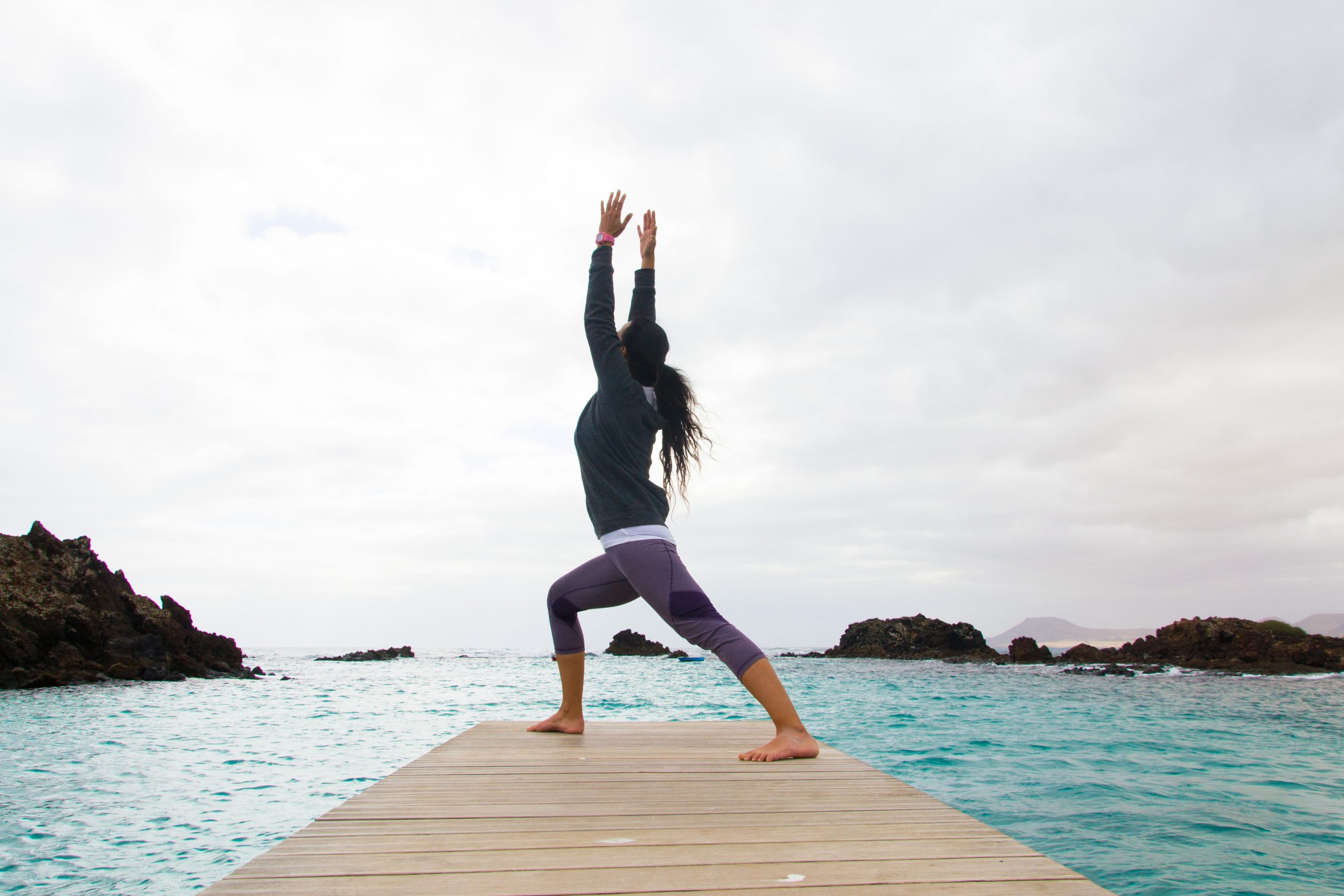 mujer haciendo yoga en el puertito