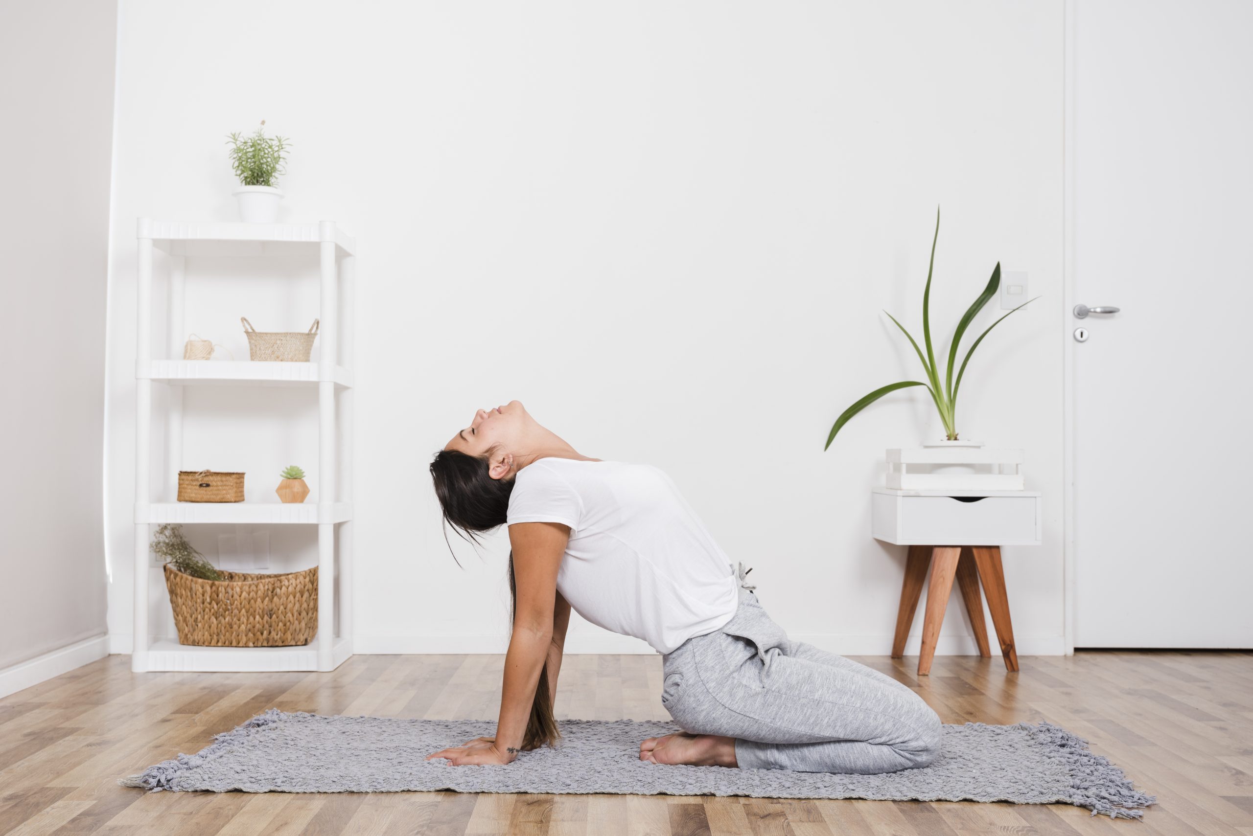 mujer respirando en casa
