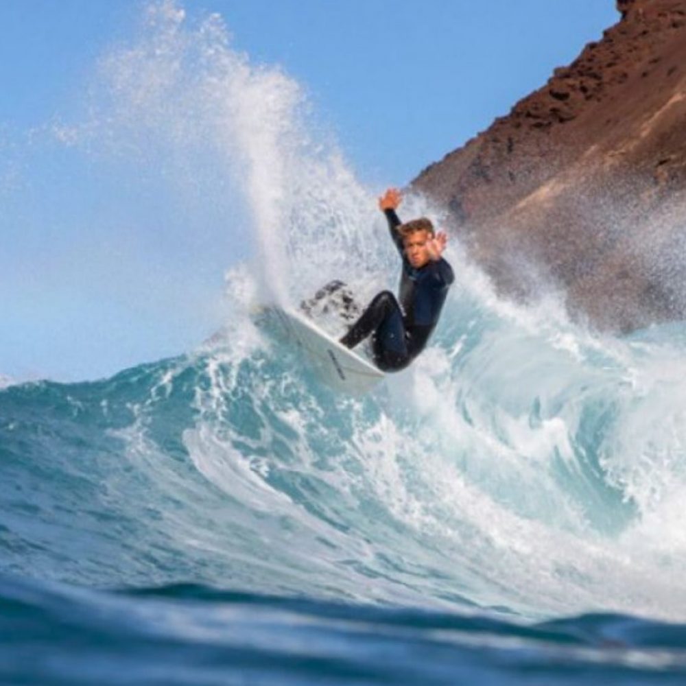 Chico surfeando en las costas de Fuerteventura