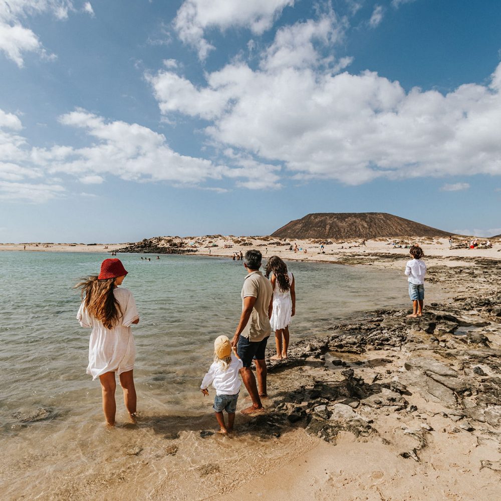 Familia en la playa de Isla de Lobos