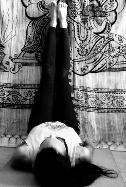postura oruga en la pared de yoga
