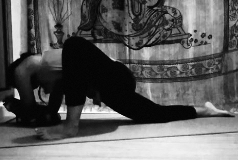 postura dragón alado de yoga