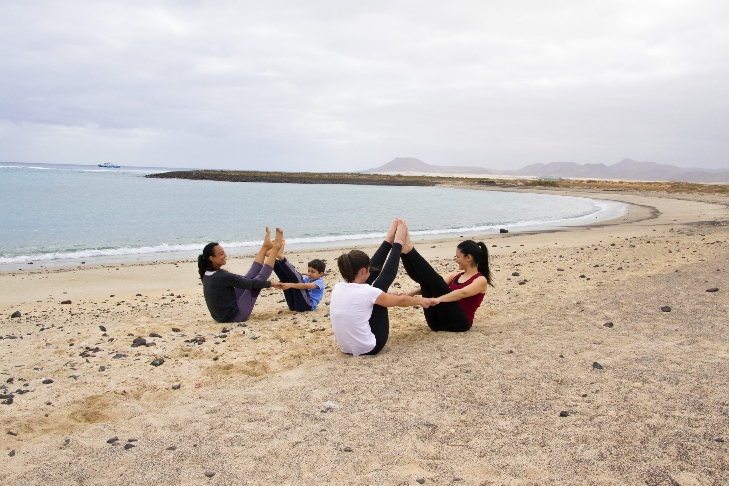 ejercicios de yoga en la playa